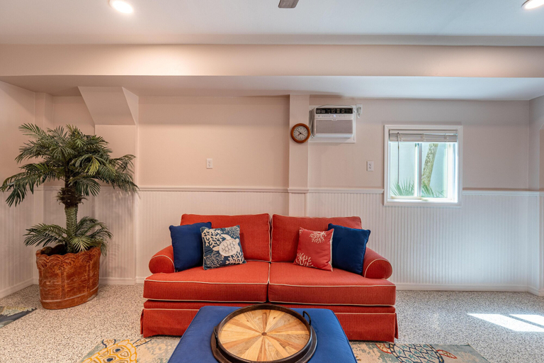 Living area 1, Sea Glass, Lee