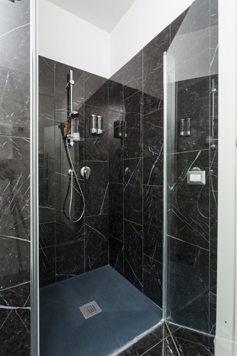 Bathroom 3, Chiaia 205, Napoli