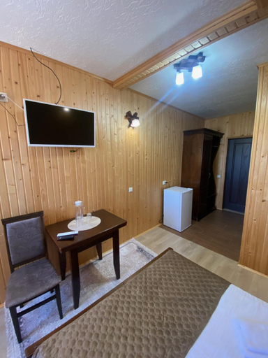 Bedroom 4, Holi Day, Tiachivs'kyi
