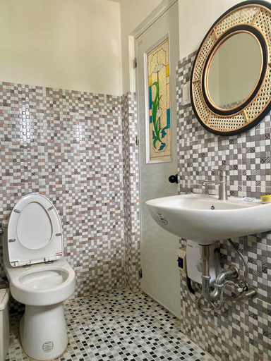Bathroom 4, DOS MARIAS TOURIST INN, Daanbantayan