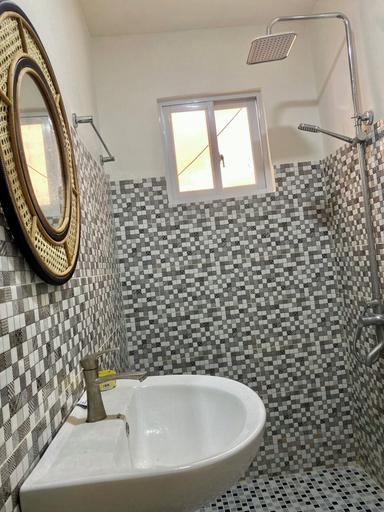 Bathroom 5, DOS MARIAS TOURIST INN, Daanbantayan