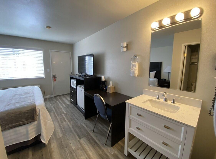 Bedroom 2, Four Sevens Motel, White Pine
