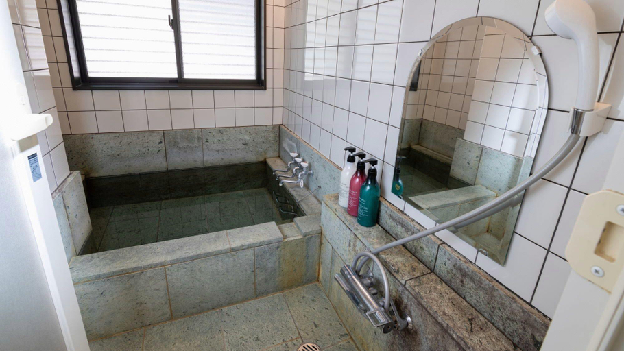 Bathroom, Le-Nessa Akazawa, Itō