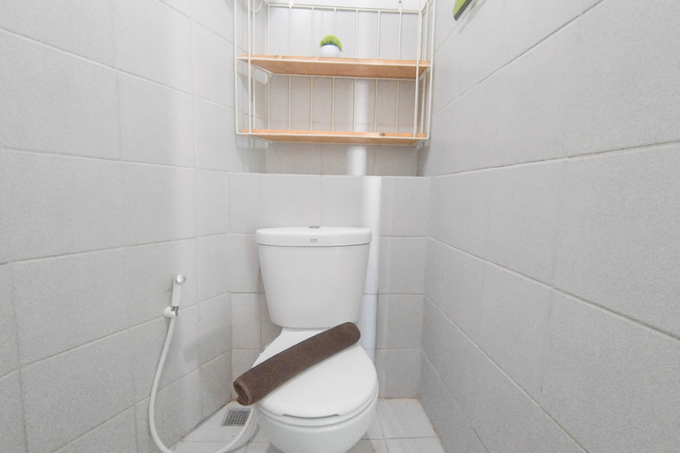Bathroom 5, Studio at Begawan Malang Apartment near Universitas Muhammadiyah Malang By Travelio, Malang