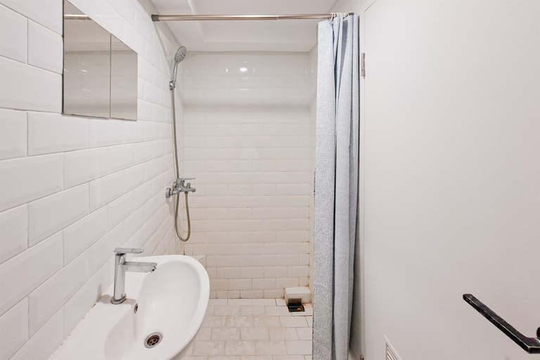 Bathroom 5, Homey Studio Kingland Avenue Apartment By Travelio, Tangerang
