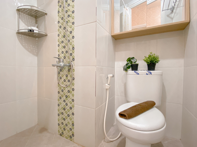 Bathroom 5, Functional and Combined Unit 2BR at Apartment Green Pramuka City By Travelio, Jakarta Pusat