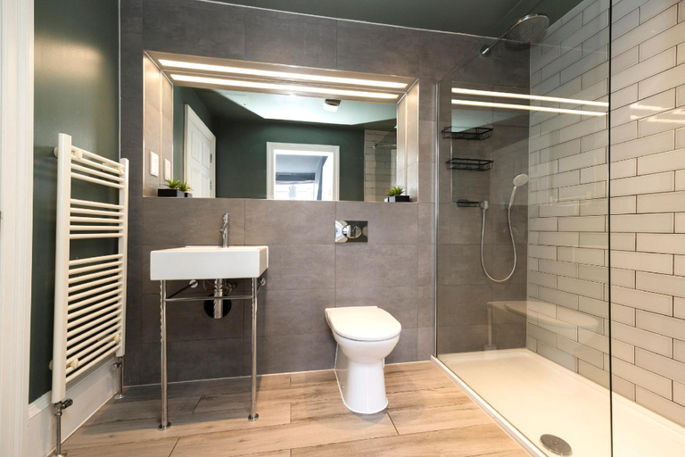Bathroom 3, Spacious Apartment next to West End, Edinburgh