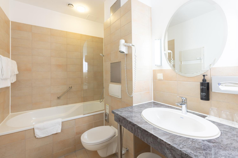 Bathroom 5, Garner Hotel Berlin - Messe by IHG, Berlin