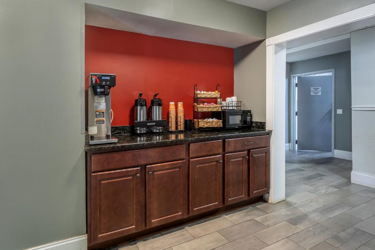Food & Drinks 5, Garner Hotel GREENVILLE EAST by IHG, Greenville