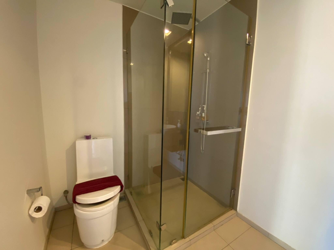 Bathroom 4, Phra Tamnak Hill Apartments, Pattaya