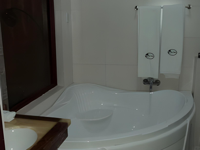 Bathroom, Eden Beach Resort, Kisauni