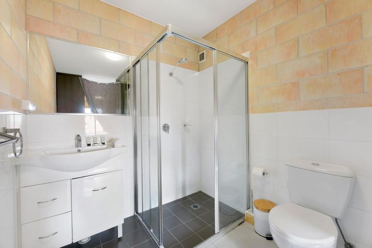 Bathroom 4, Sleek Apartment with Pool and Rooftop Terrace, Gold Coast