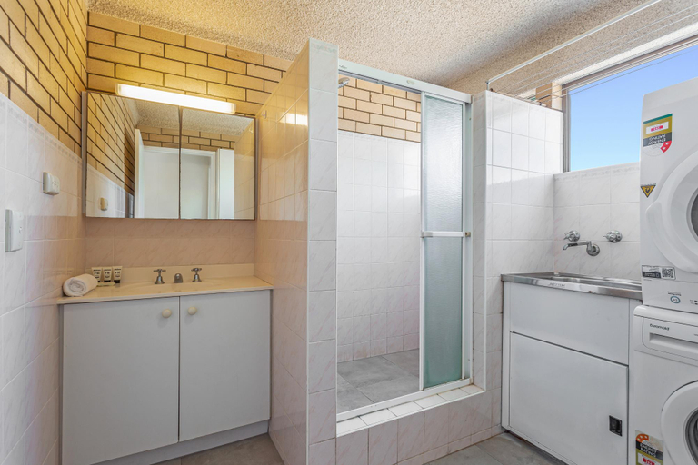 Bathroom 2, Cosy 2-Bedroom Seaside Unit Steps from Beach, Maroochy - Maroochydore