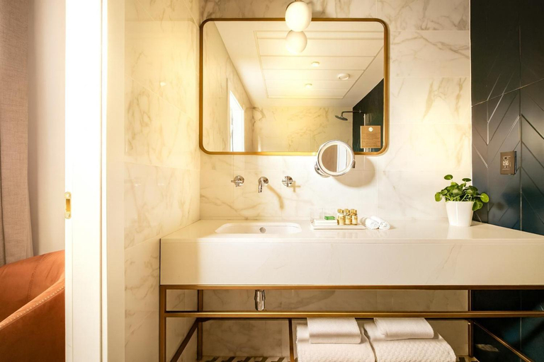 Bathroom 3, The Cumberland Hotel