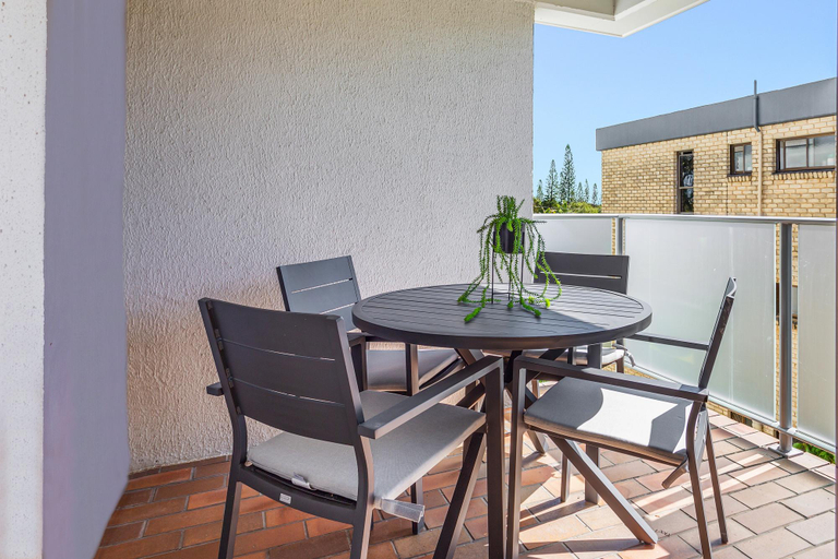 Others 3, Cosy 2-Bedroom Seaside Unit Steps from Beach, Maroochy - Maroochydore