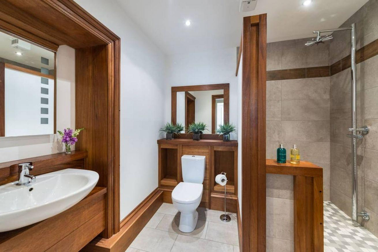 Bathroom 3, Luxury Apartment with Patio in City Centre, Edinburgh