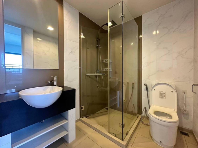 Bathroom 4, Phra Tamnak Hill Apartments, Pattaya
