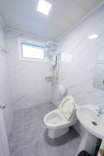 Bathroom 2, The RAFT Chanthaburi, Khlung
