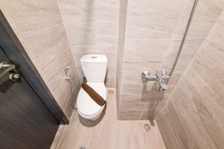 Bathroom 5, Ivory Studio at Collins Boulevard Apartment By Travelio, Tangerang