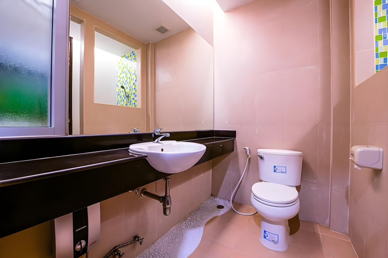 Bathroom, Bangsean Hotel, Muang Chon Buri