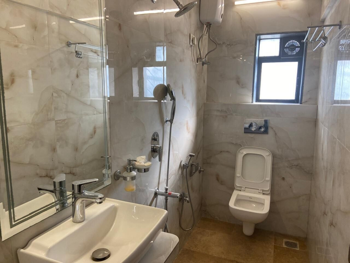 Bathroom 4, Ocho Homes by Eight Continents, Belapur, Thane