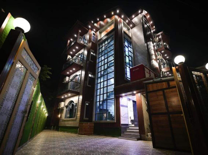 Front of property 4, Hotel Aura Inn, Srinagar