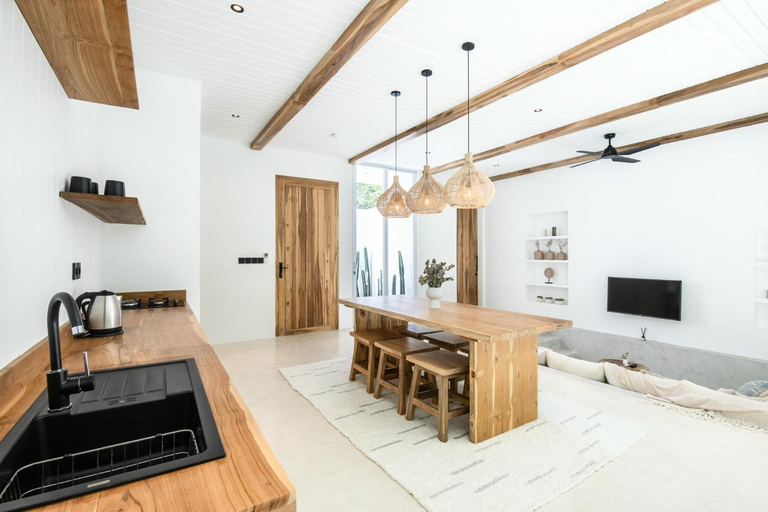 3, Chic 2BR Villa, 5min to Bingin's Coastal Bliss, Badung