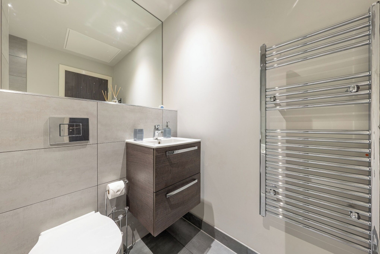 Bathroom 3, 1-bed Apartment, Sleeps2,freeparking,, Slough