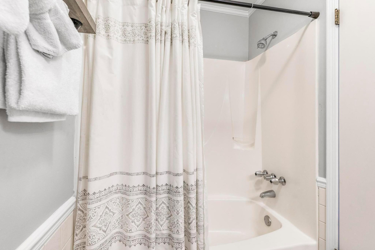 Bathroom 3, Romar Village 112, Baldwin