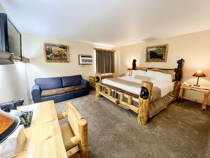Bedroom 3, Beartooth Hideaway Inn & Cabins, Carbon