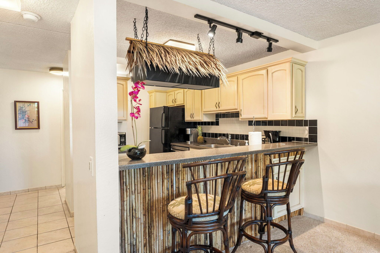 Private kitchen 4, Hawaiian Unit + Walking Distance to Town - AC & Wifi! - Vrkcv, Hawaii