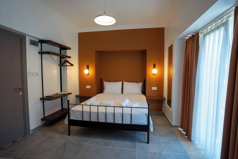 Room 4, Sefa Çamlı Palas, Ayvalık
