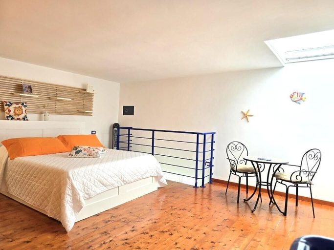 Room 4, Starview, Napoli