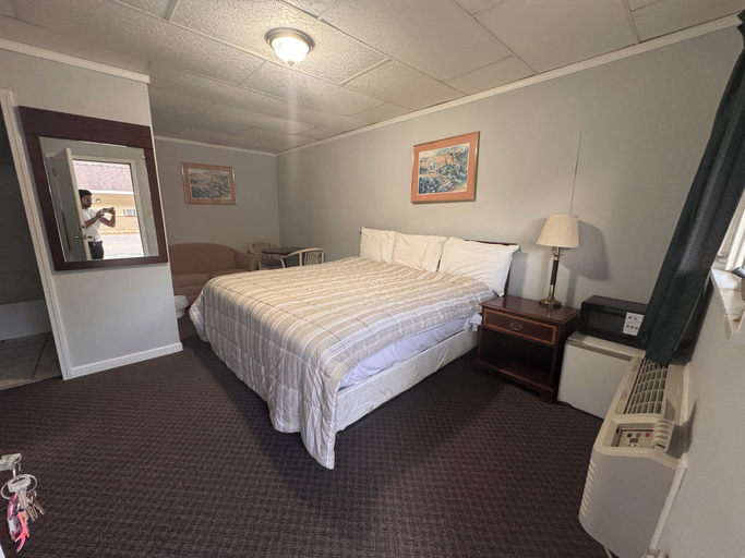Bedroom 3, Economy Inn, Allegany
