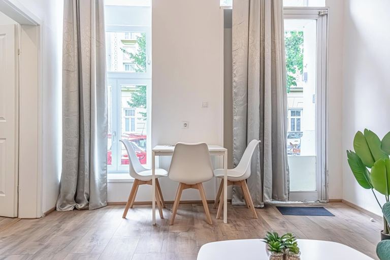 Living room 2, Lovely Apartment Steps from Schonbrunn, Wien