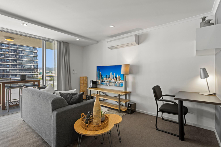 Separate living room, Chic 2-Bed Apartment & 5 minutes walk to QP, Brisbane