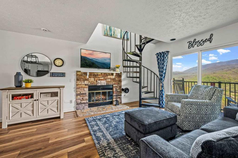 Room 4, Indoor Pool Hot Tub Sleeps 6 Mountain Views, Sevier