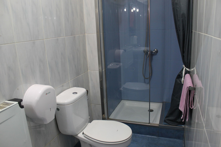 Bathroom 3, Hostal Avenida de Madrid, Barcelona
