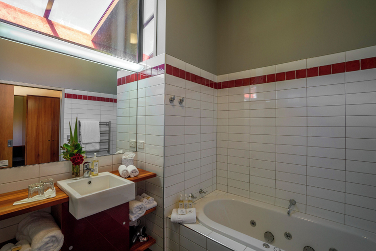 Bathroom 5, Wilderness Lodge Lake Moeraki, Westland