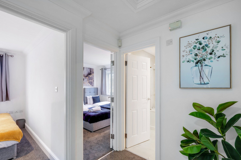 Interior 3, Isher 3 Bedroom 2 Bath Hse with Parking, London
