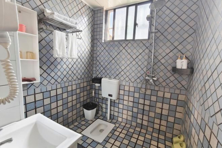 Bathroom 3, Walking Flowers Inn, Dali Bai