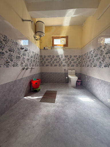 Bathroom, Limbo Cafe & Rooms, Kullu