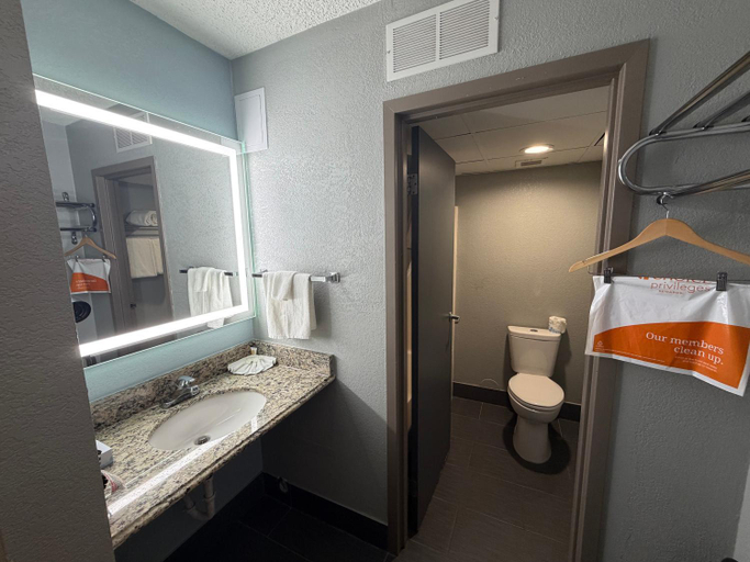 Bathroom 5, Q Lodge, Branch