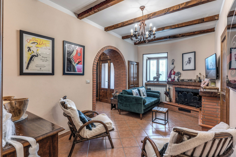 Living area 3, LA SCALINATELLA - SOFIA APARTMENTS, L'Aquila