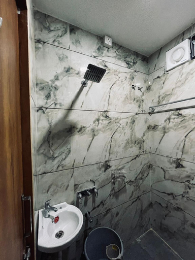 Bathroom 5, Hotel Vinayak, Ujjain