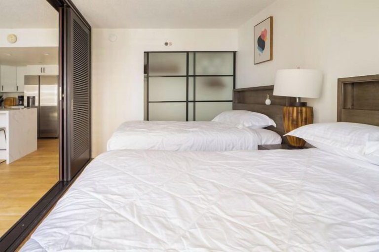 Room 3, City & Palm View Oceanfront Bliss w/ Free Parking, Honolulu