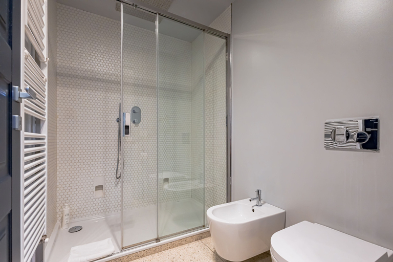 Bathroom 5, Sky Suite, Como