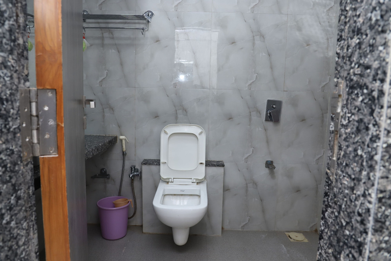 Bathroom 5, The Byke Embassy - Surat, Surat