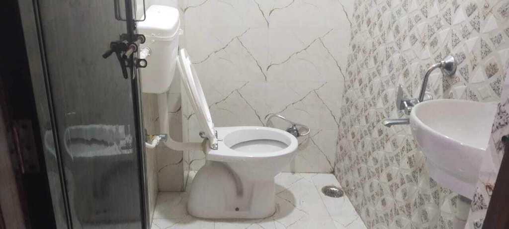 Bathroom 3, Hotel B K Stay, Mainpuri