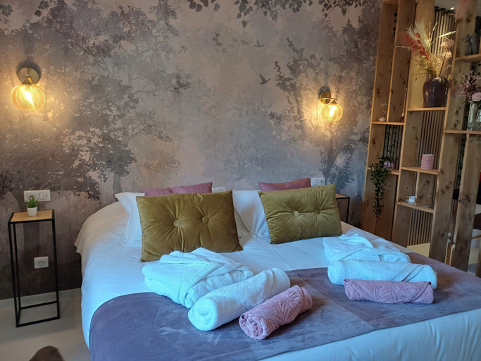 Bedroom 4, Belenos, Côte-d'Or